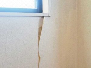 クロスの剥がれ